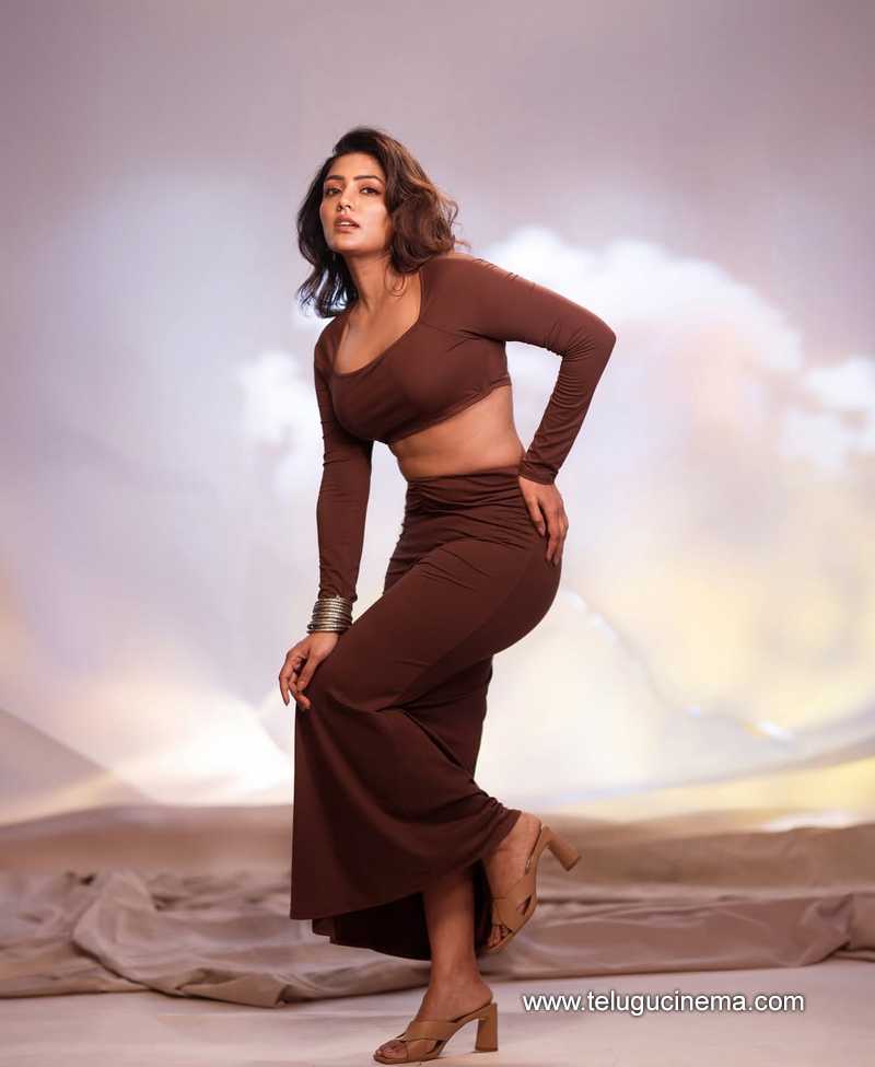 eesha stills 080525 05
