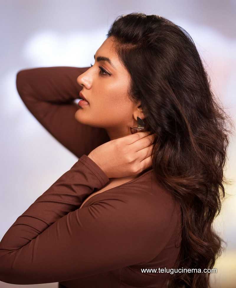 eesha stills 080525 07