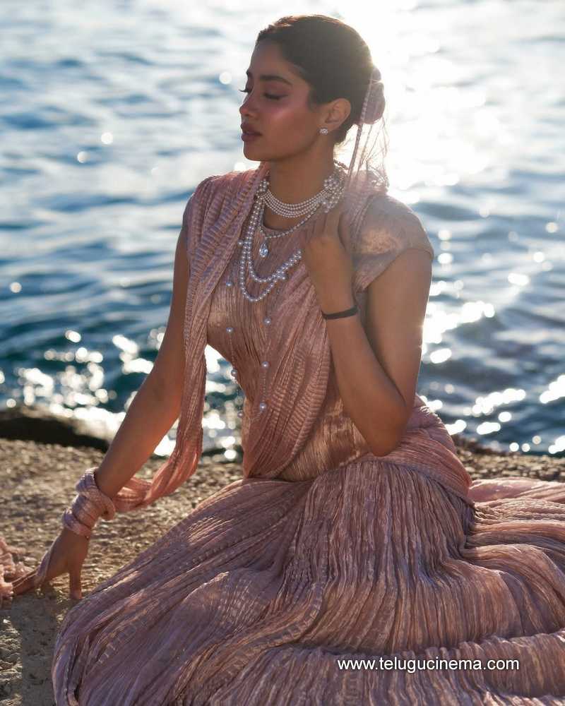 janhvi stills 200525 02