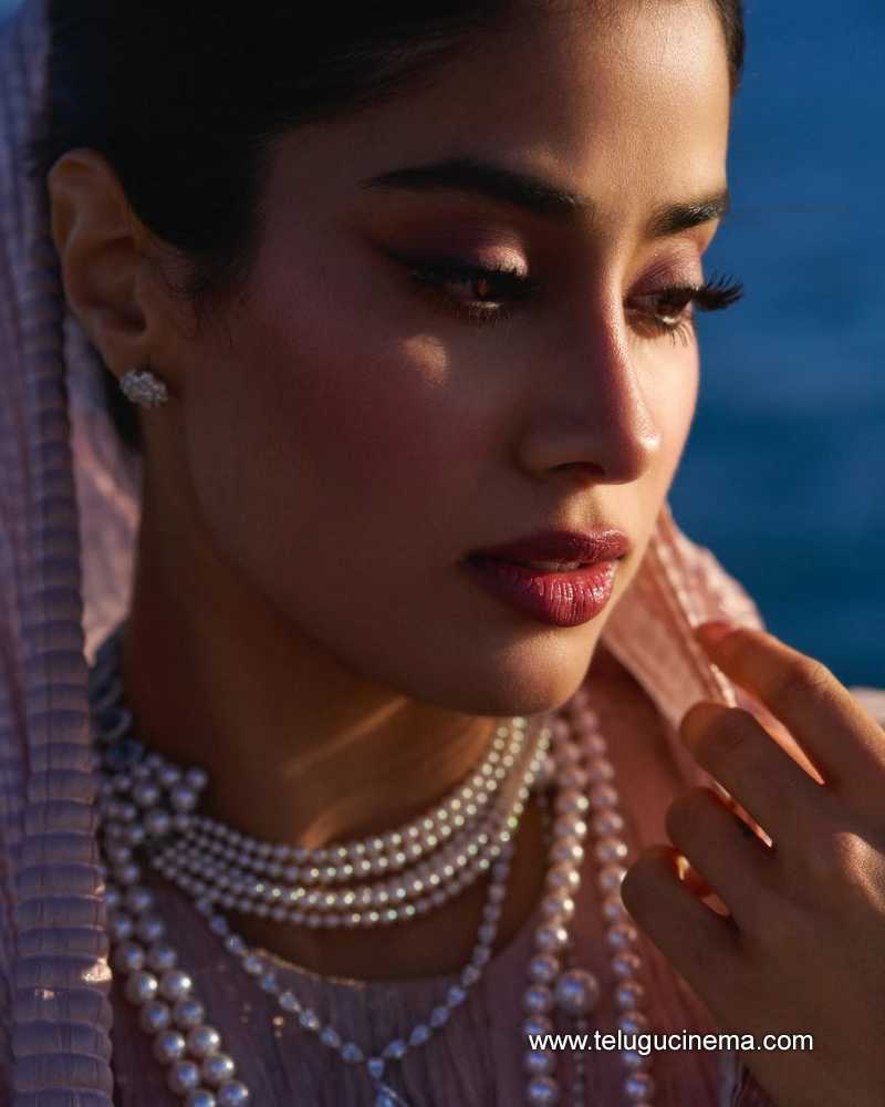 janhvi stills 200525 03