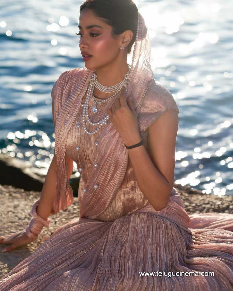 janhvi stills 200525 04