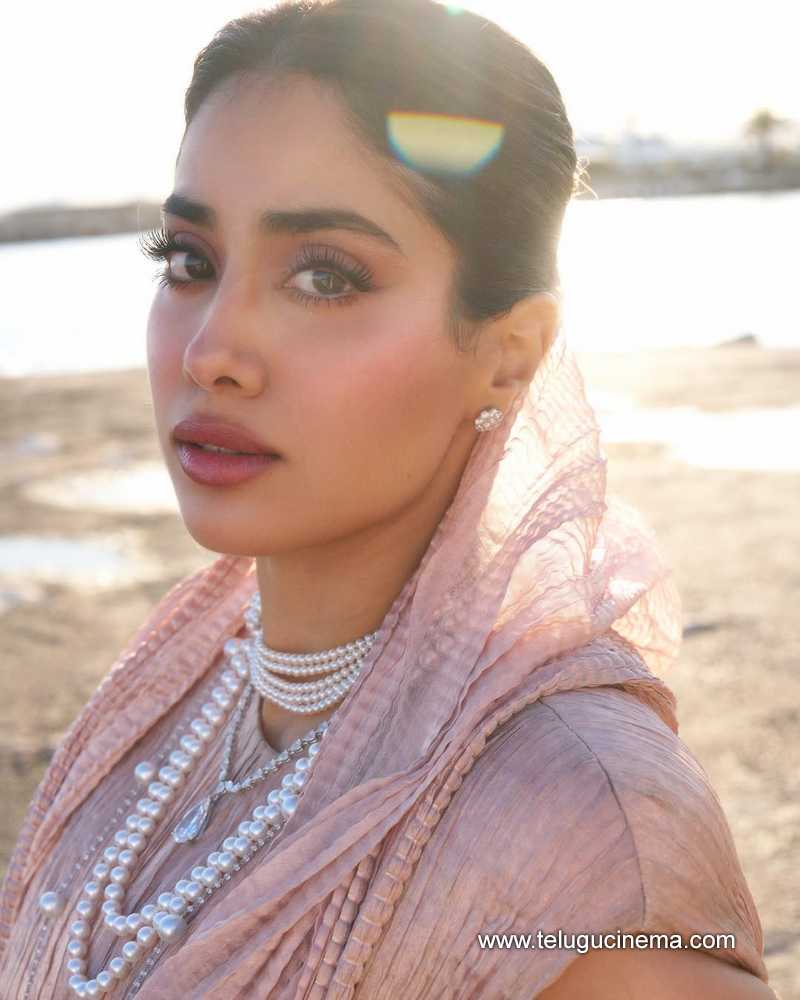 janhvi stills 200525 07