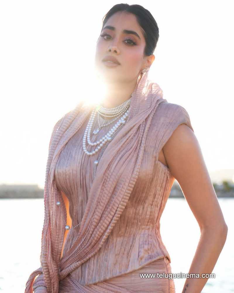 janhvi stills 200525 08