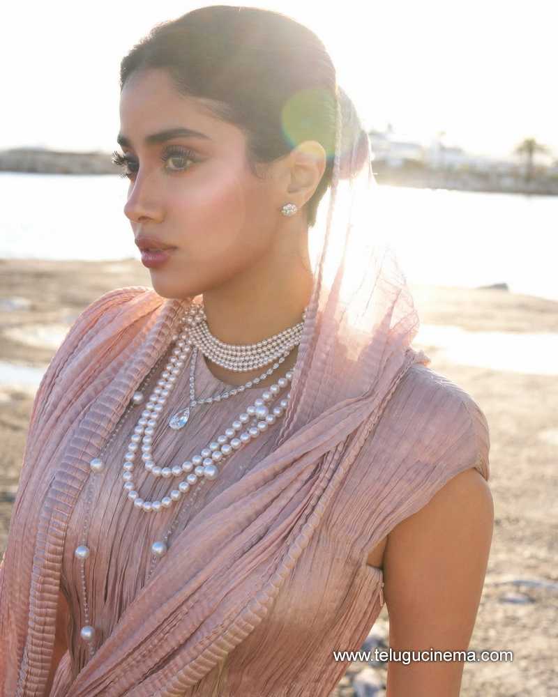 janhvi stills 200525 09
