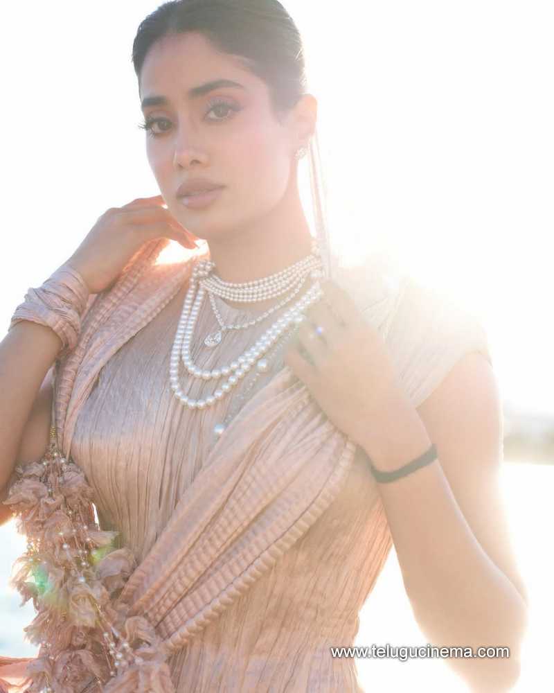 janhvi stills 200525 11