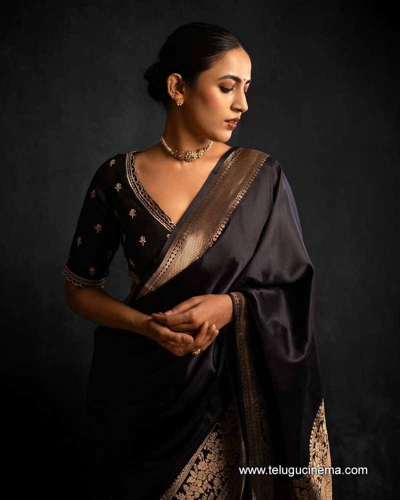 niharika stills 080525 03