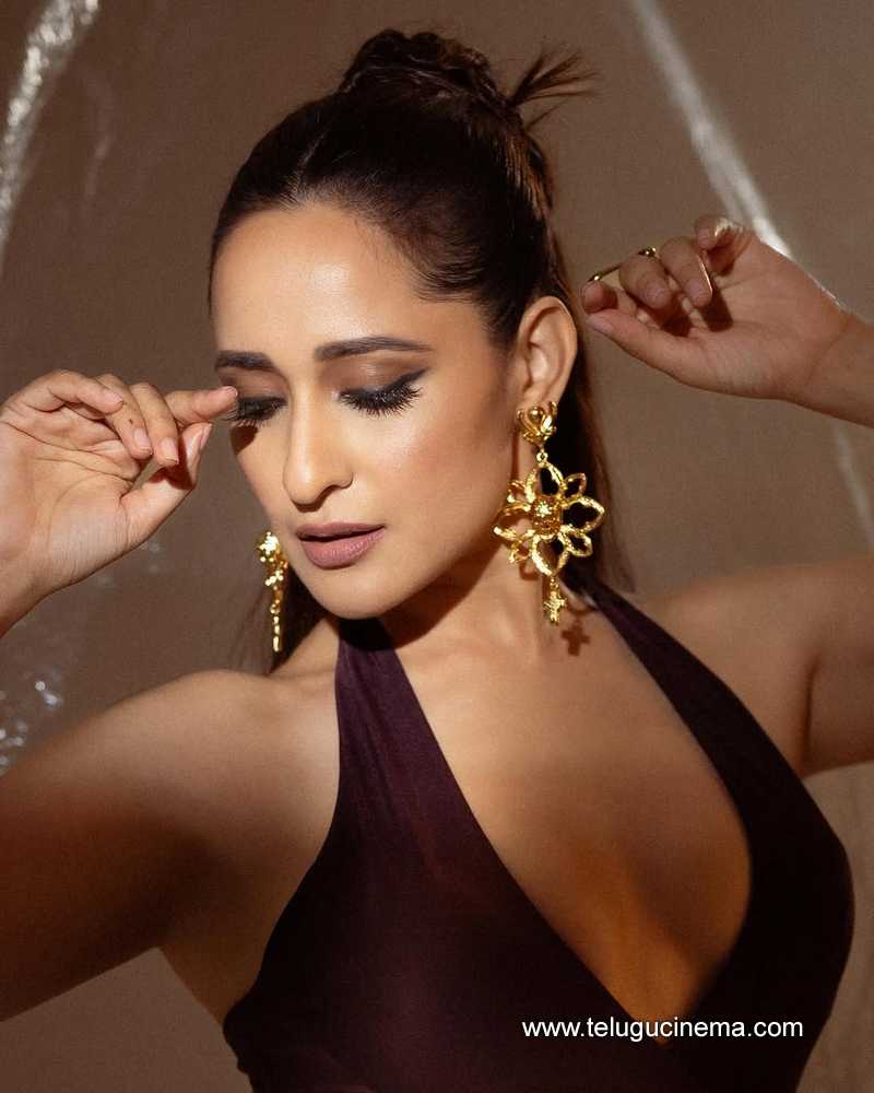 pragya stills 190525 02
