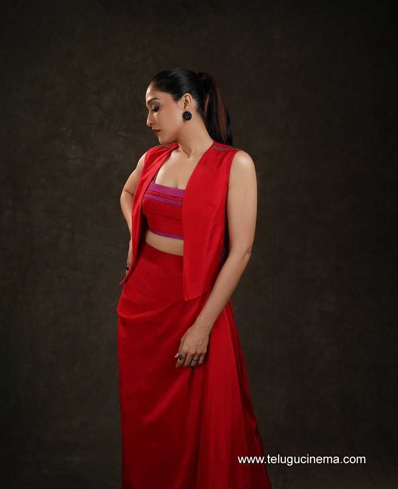 regina stills 090525 02