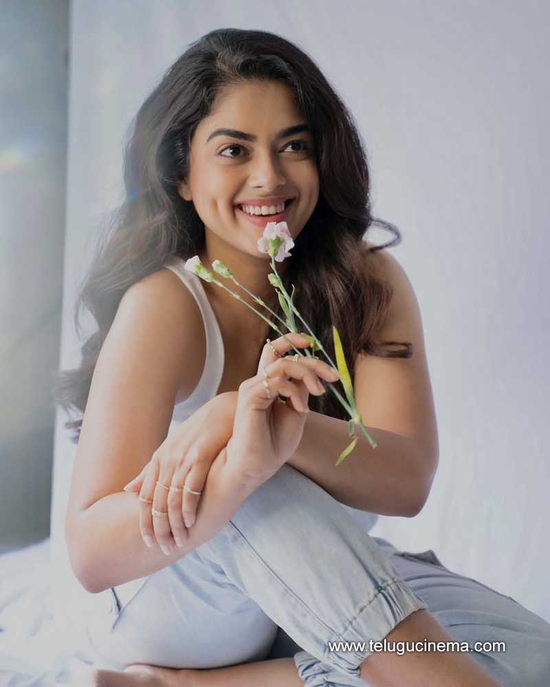siddhi stills 090525 03