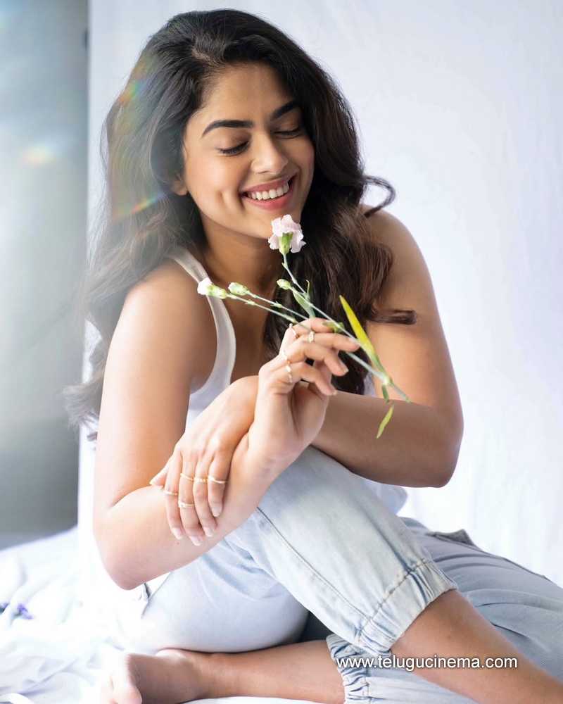 siddhi stills 090525 04
