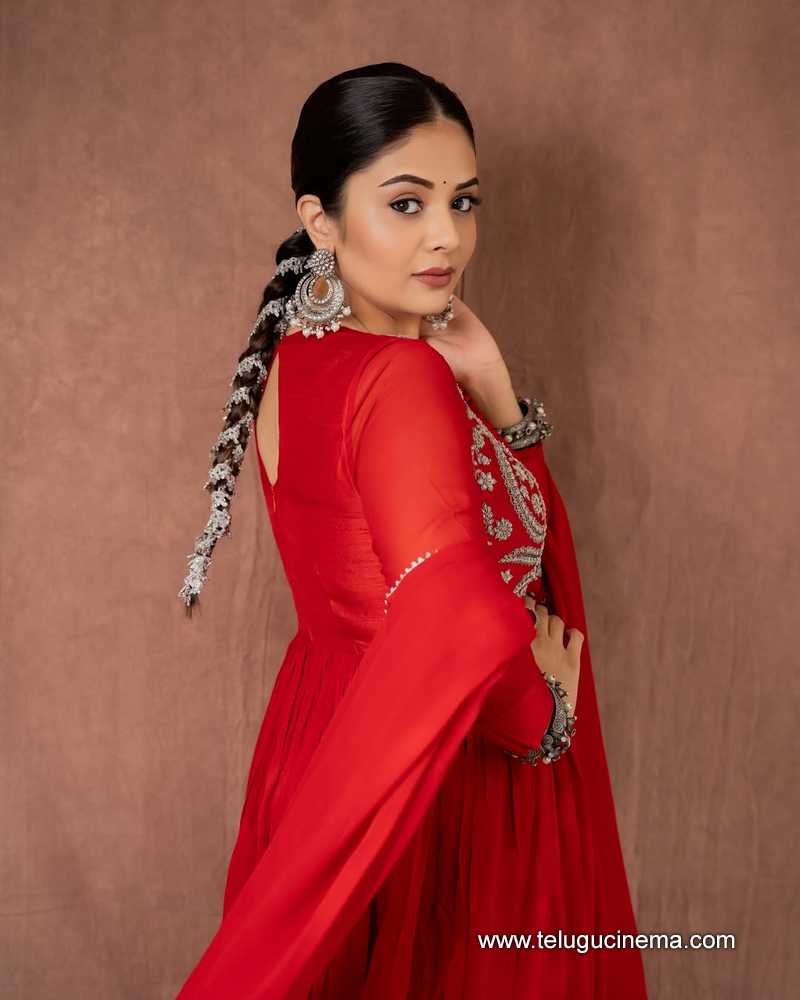 sreemukhi stills 300525 01