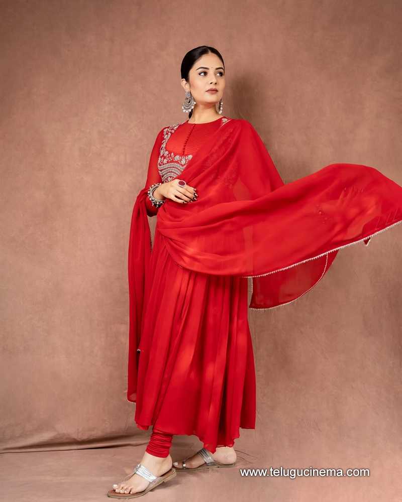 sreemukhi stills 300525 04