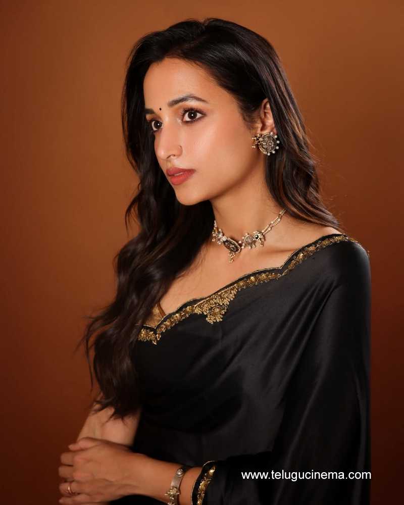 srinidhi stills 070525 09