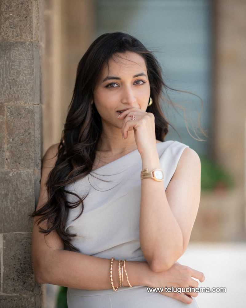 srinidhi stills 220525 05