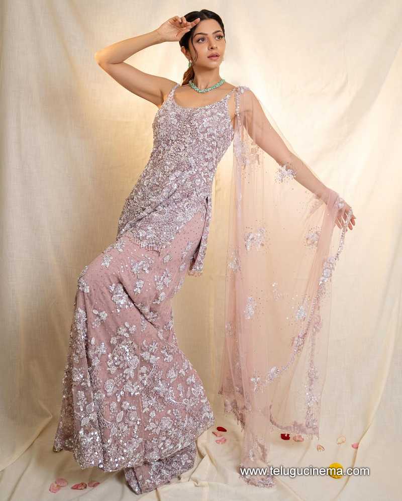 vedhika stills 070525 05