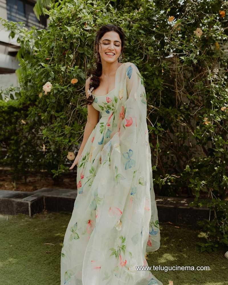 wamiqa stills 120525 05