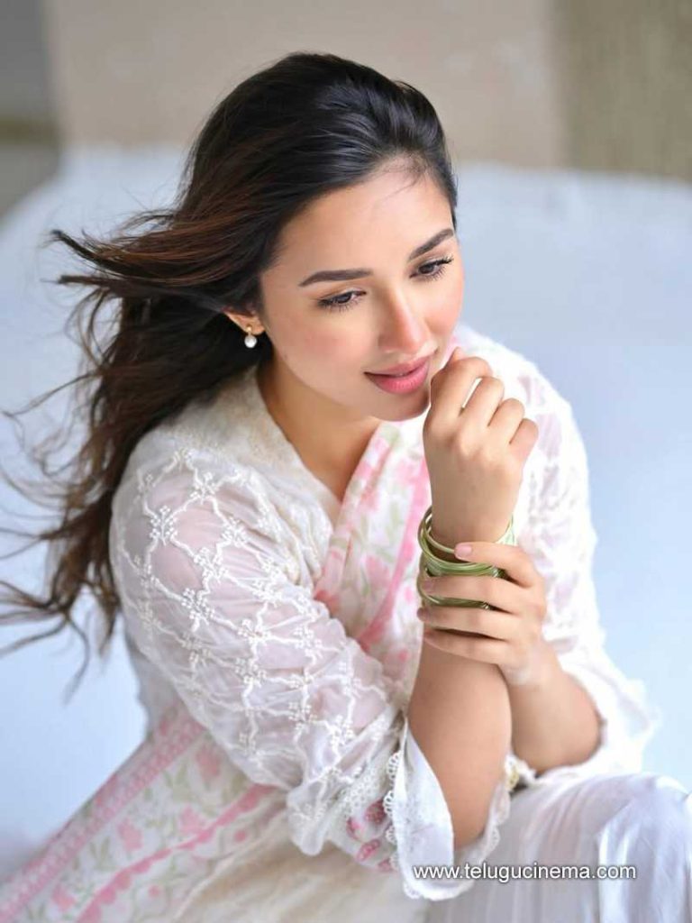 aakansha stills 170625 02