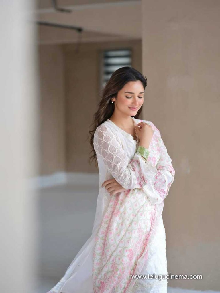 aakansha stills 170625 06