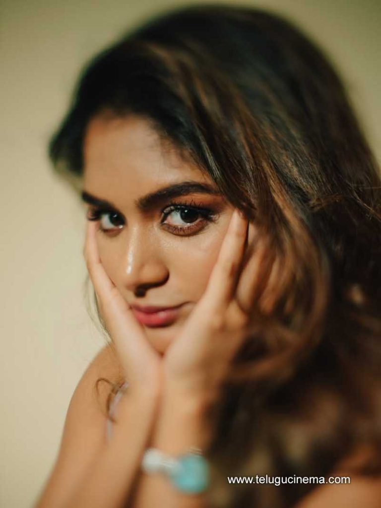 aditi stills 100625 08