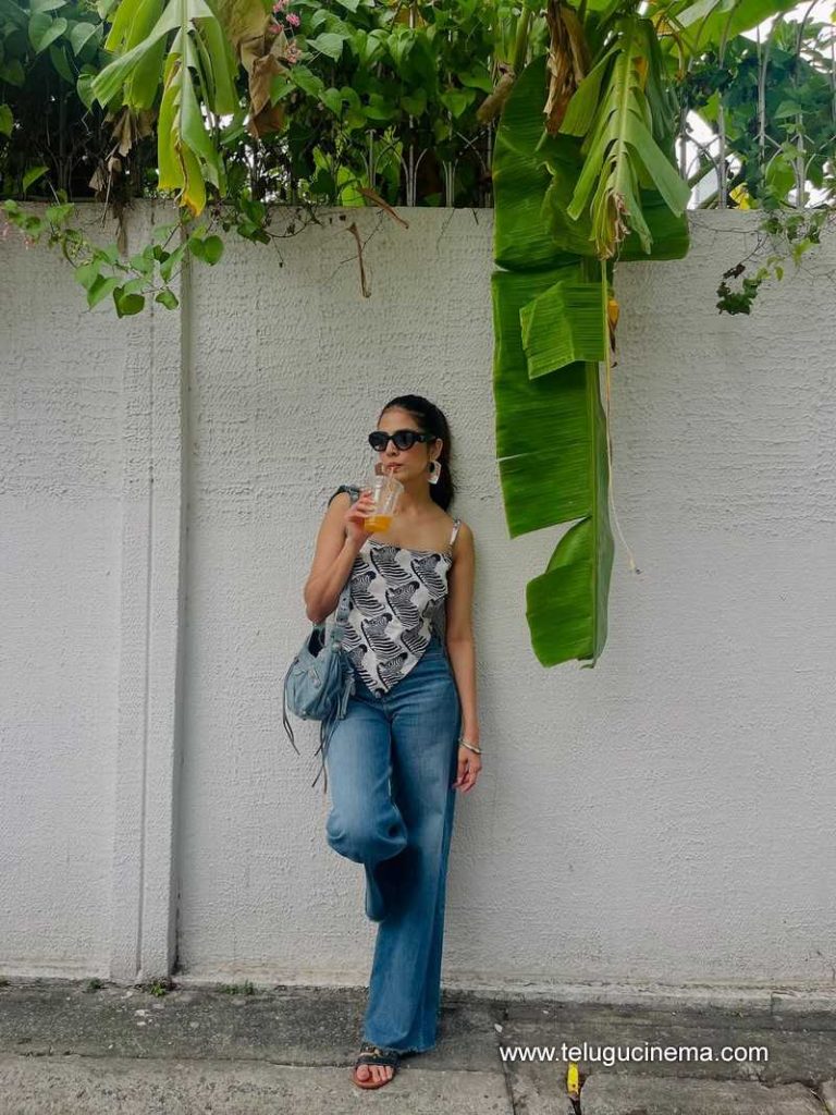 malavika stills 140625 07