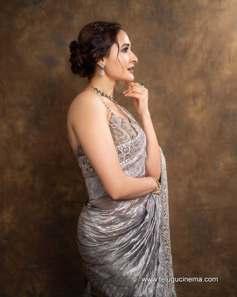 pragya stills 160625 05