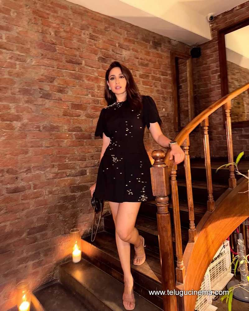 pragya stills 270625 06