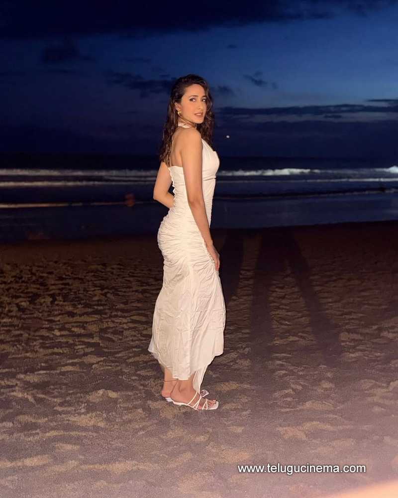 pragyai stills 100625 02