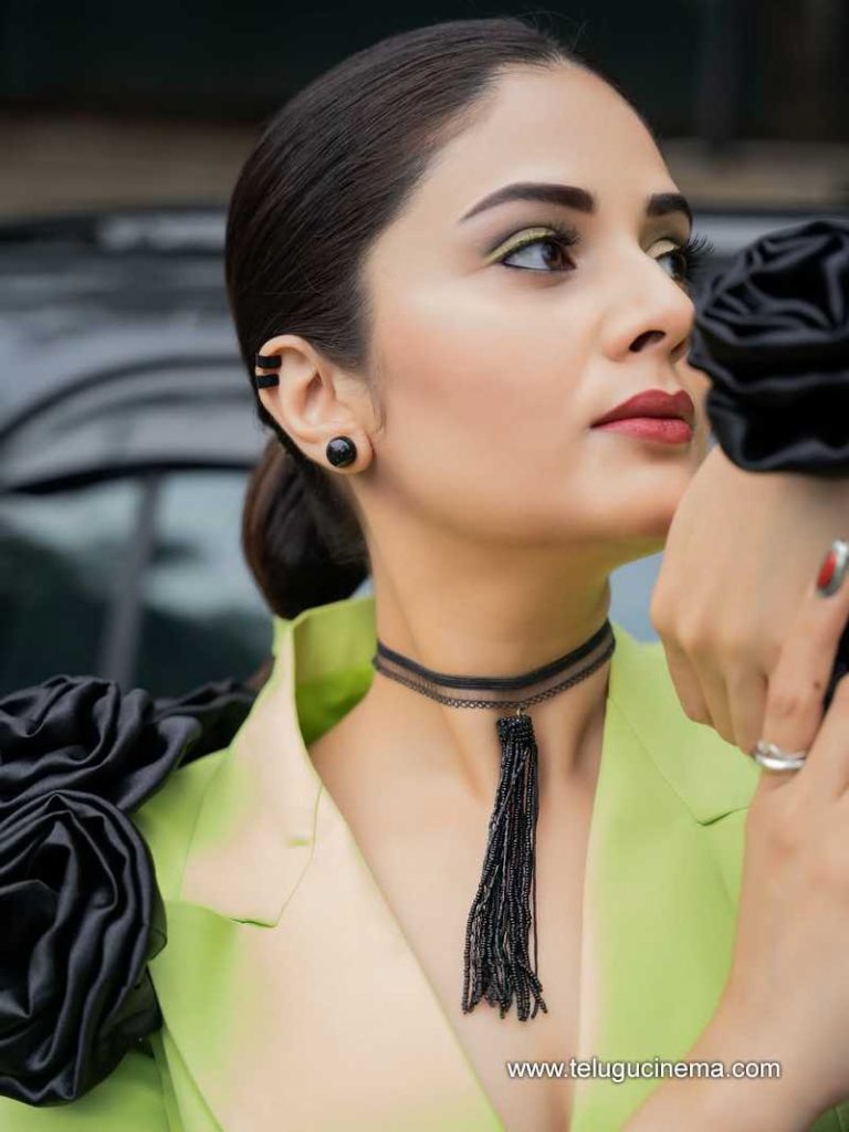 sreemukhi stills 090625 02