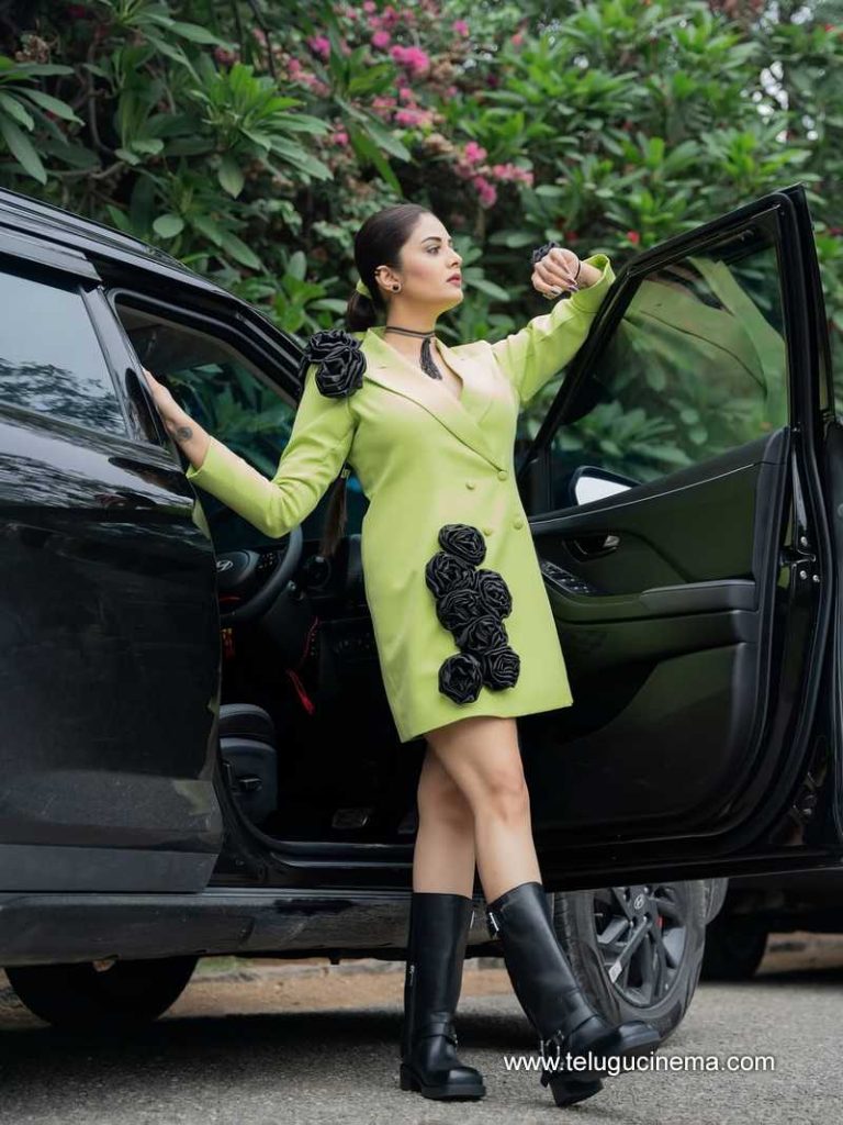 sreemukhi stills 090625 05