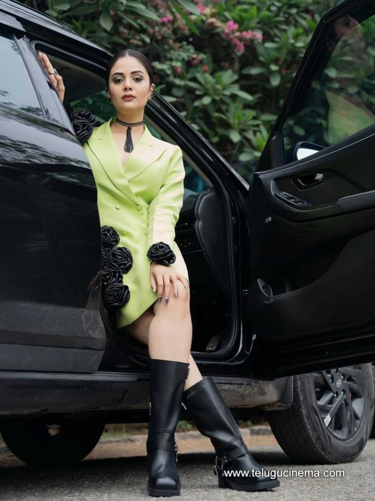 sreemukhi stills 090625 09