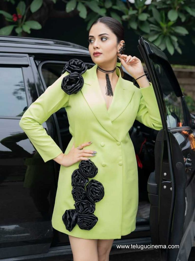 sreemukhi stills 090625 17