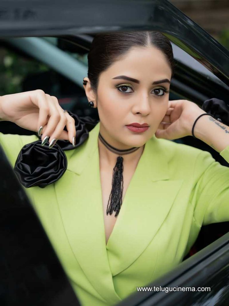 sreemukhi stills 090625 19