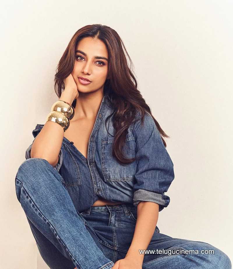 meenakhsi stlls 100725 10