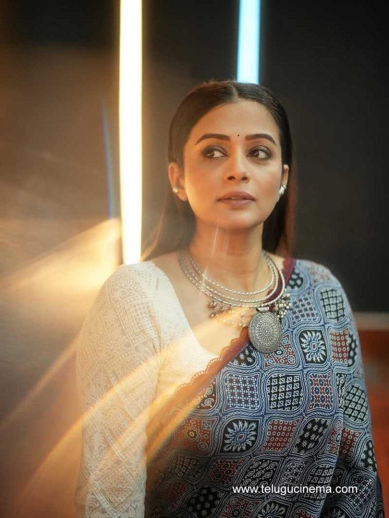 priyamani stlls 080725 08