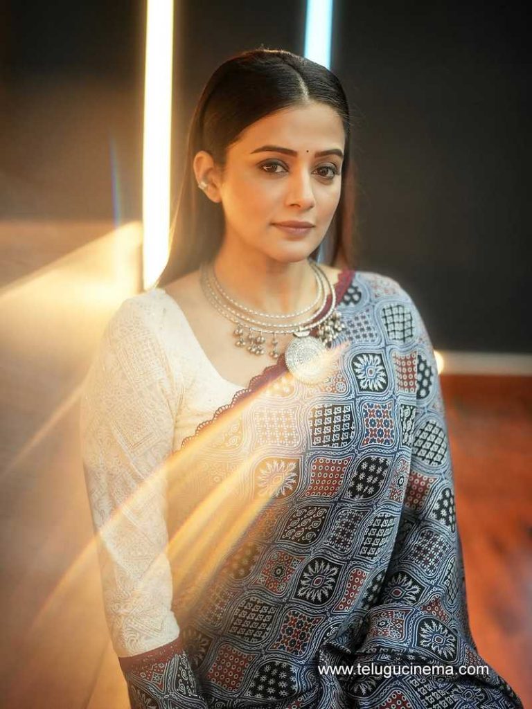 priyamani stlls 080725 09