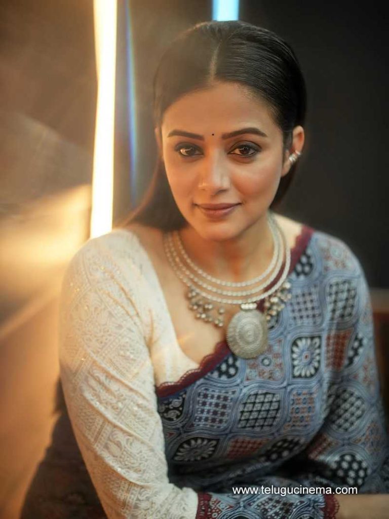 priyamani stlls 080725 12