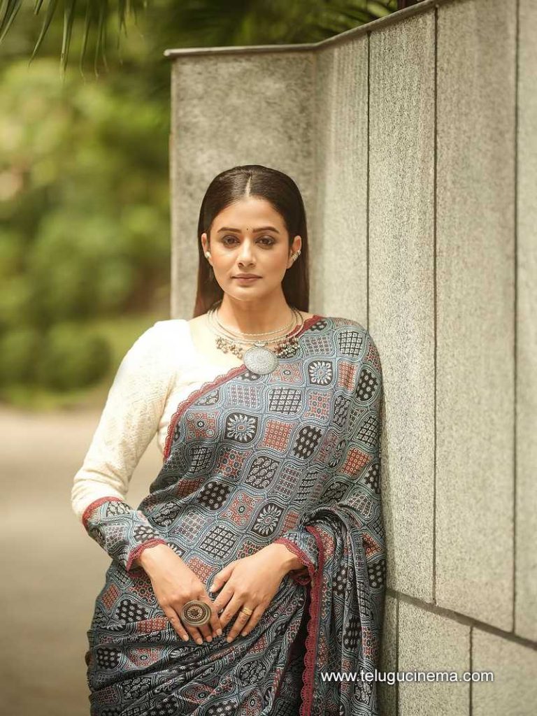 priyamani stlls 080725 14