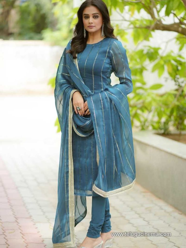 priyamani stlls 100725 02