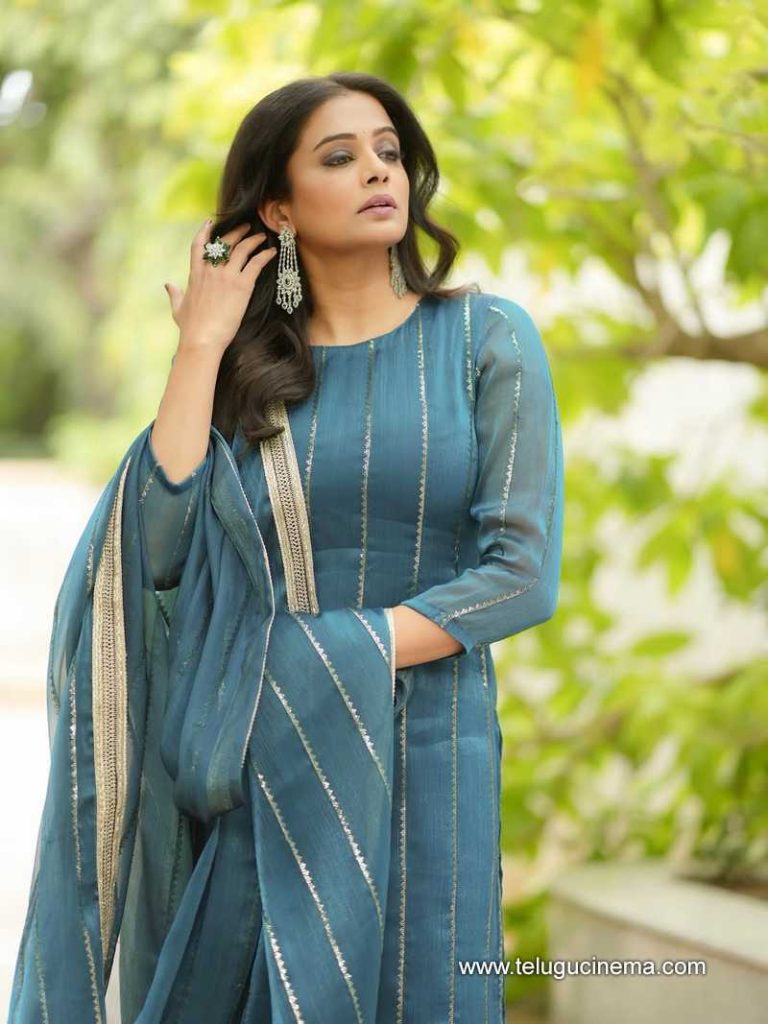priyamani stlls 100725 04