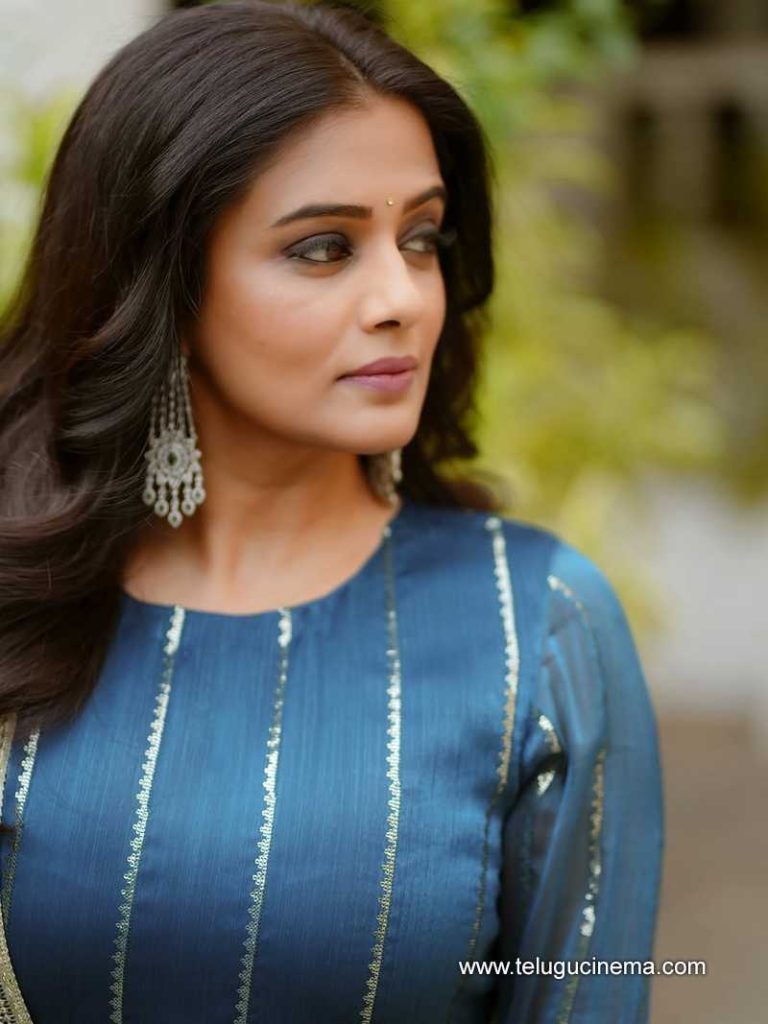 priyamani stlls 100725 09