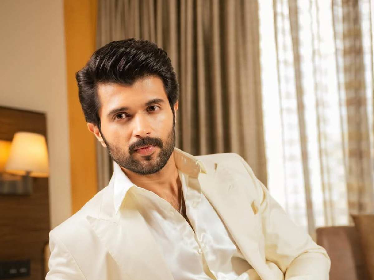 ఏకకాలంలో రెండు షూటింగులు 1 Vijay Deverakonda
