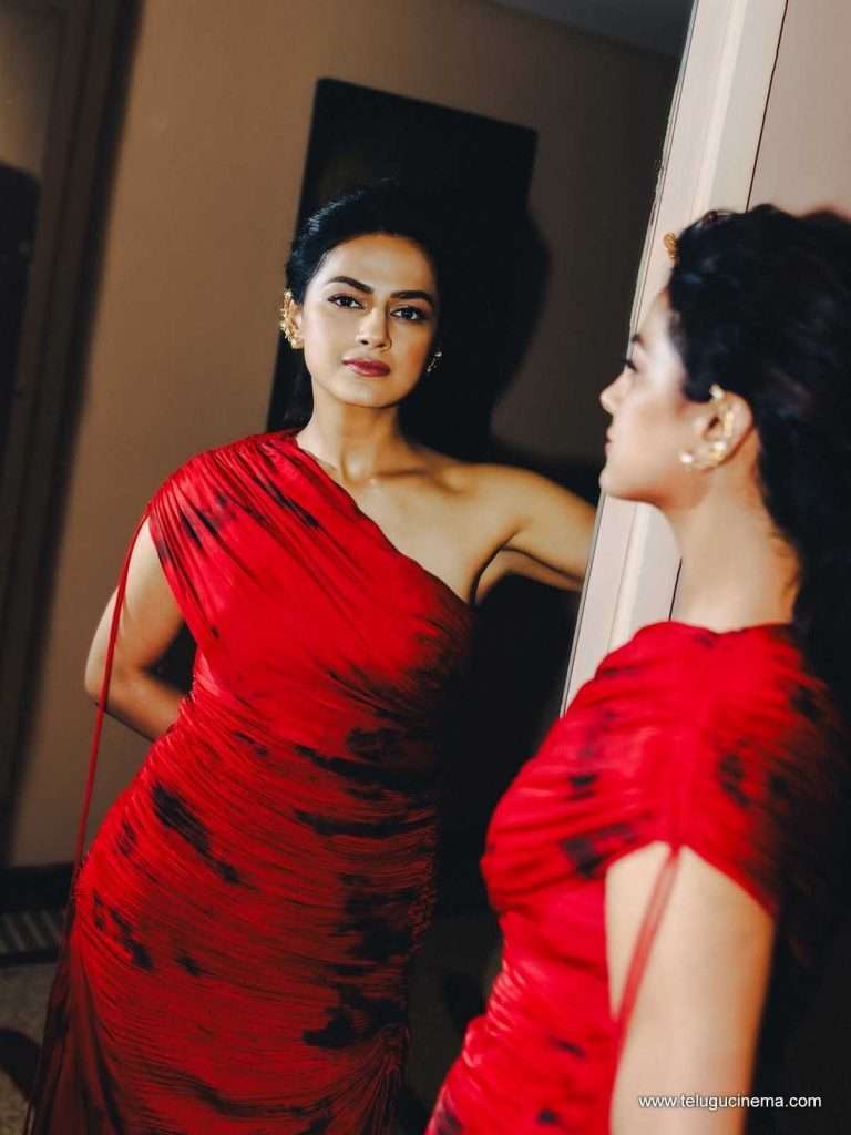 shraddhasrinath photos 311025 06