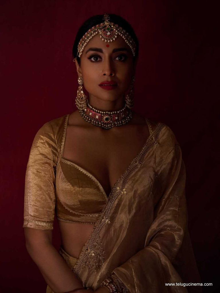 shriya photos 211025 04