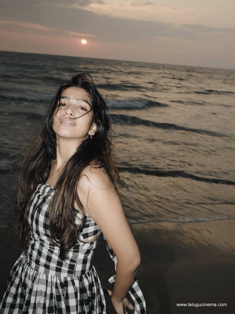 ananthika stills 201125 01