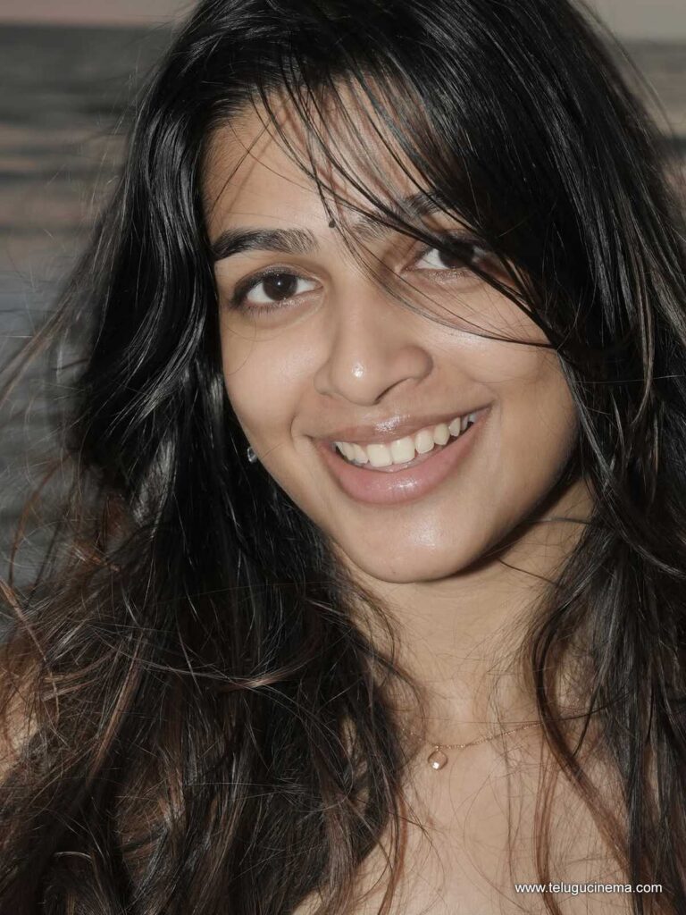 ananthika stills 201125 02
