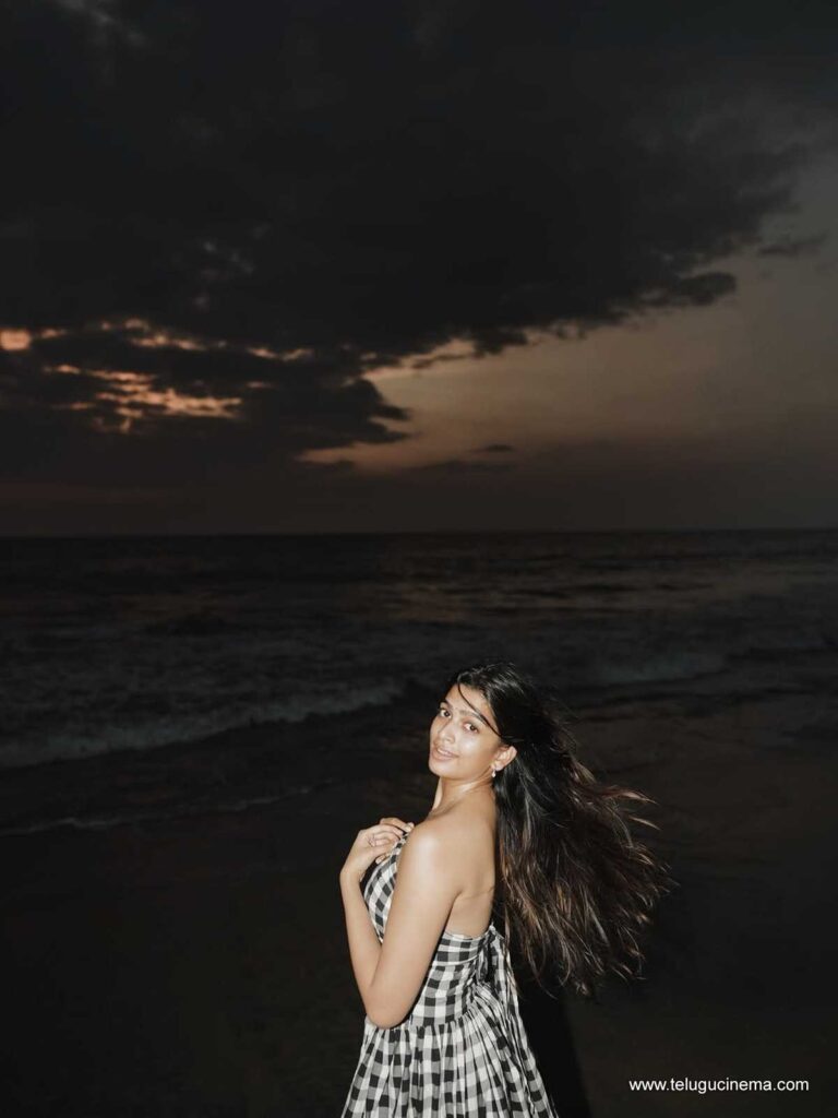 ananthika stills 201125 04