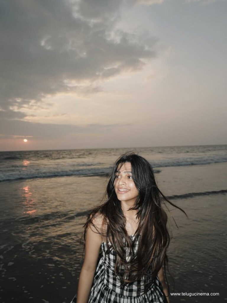 ananthika stills 201125 09