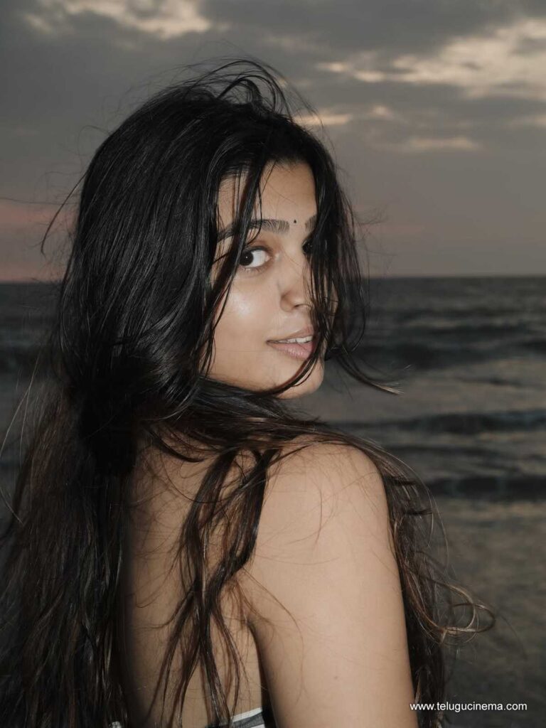 ananthika stills 201125 10