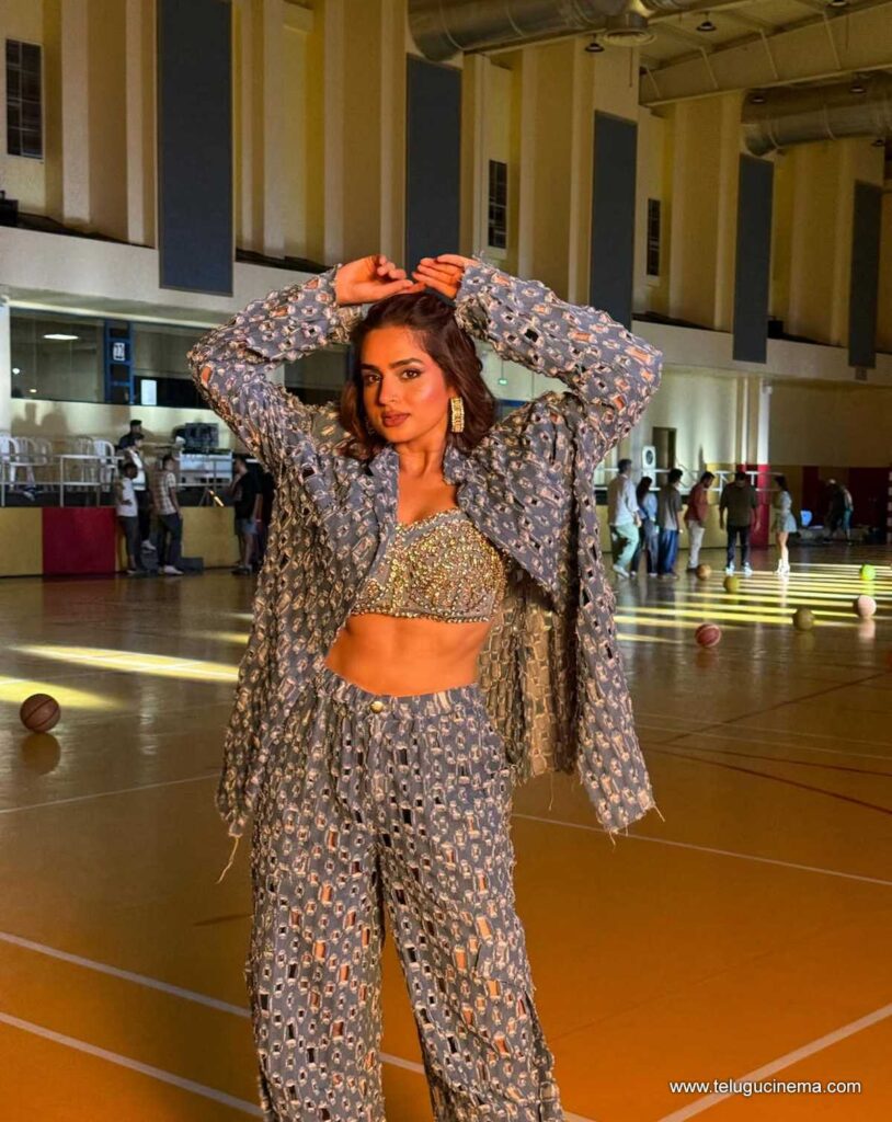 ayesha stills 181125 04