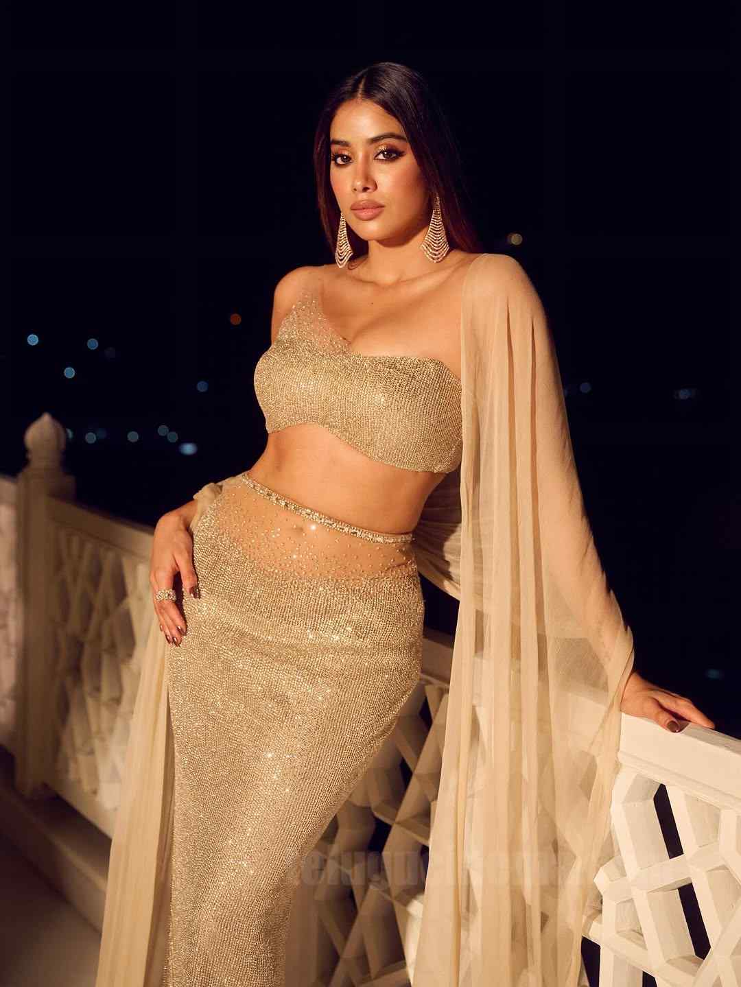 Janhvi Kapoor slams paparazzi for taking 'zoom-in' shots 1 Janhvi Kapoor